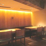焼鳥みなみ - 店内テーブル席