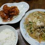 新華苑 - 9/7の日替わりランチ、揚げそば、ザンキの甘酢、小ライスで850円