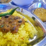 ナマステ - 数種類の豆入りのダルカレー＆バートを青唐辛子と共に