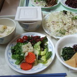 toukyoudaigakuhongoudainishokudou - 筍や菜の花など、旬な食材が並びます
