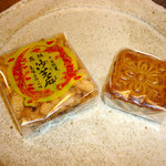神戸点心厨房　天一 - 沙芝麻（サチマ）（左）とクルミ入り黒あん月餅（右）