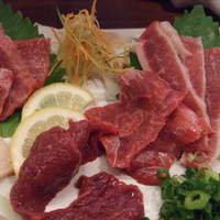 馬桜 下通り店 - 馬刺しの盛合わせ(一人用)