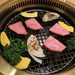 和牛 まつした - 焼いています～。サーロインとお野菜と♪パセリも焼いて食べちゃおう～☆