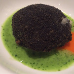 レストラン コートドール - ムール貝のクロケット
      イカスミで色付けされた衣