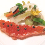 レストラン コートドール - タスマニアのサーモン
      ピクルス野菜添え