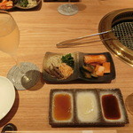 和牛 まつした - ナムル＆キムチ。タレはニンニク醤油にポン酢、塩。