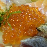 マルトモ水産 鮮魚市場 - こぼれるイクラ～♪