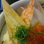 マルトモ水産 鮮魚市場 - アナゴ、エビ。