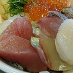 マルトモ水産 鮮魚市場 - ホタテ、シマアジ、マグロ。