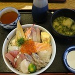 マルトモ水産 鮮魚市場 - 海鮮丼　１３００円（税別）