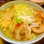 かじろうramen7 - ラーメン小豚+ねぎ 「ニンニクアブラ」(910円) 2015/09