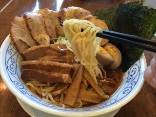 紅虎餃子房 - 博多ラーメンの極細麺と違って麺はチリヂリの太麺。