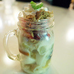 ナヤ インディア ヌール - インドのパフェ ファルーダ(900円) 数種類のアイスクリーム、ラスグッラ、グラブジャムン、季節のフルーツ、豆、インドチーズが入っています