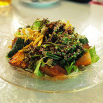 ナヤ インディア ヌール - 鮮魚のインディアングリルサラダ(1200円) この日の鮮魚はハマチ。モロヘイヤの花も入ってます