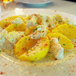 ナヤ インディア ヌール - 完熟桃とモッツァレラチーズサラダ(1200円)