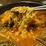 とん豚テジ - ユッケジャンラーメンの麺アップ