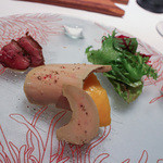 クッチーナ イタリアーナ ガッルーラ - 2015年9月再訪：桜の木で軽く燻した「 フレッシュフォアグラ 」と「 マンゴー 」 マグレ ド カナールの鴨胸肉のレアを添えて 山梨県産栃の木の花の蜂蜜のサルサ☆