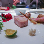 クッチーナ イタリアーナ ガッルーラ - こう来たかと関心させられたメイン☆ 2015年9月再訪：沖縄県国頭郡今帰仁村「 高田勝さんの今帰仁アグー 」のロース・うで 今帰仁産ドラゴンフルーツとシークワーサーのサルサでハンダマのサラダ☆