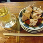 宇ち多゛ - これが私のポジショニング（笑）です。食べたお皿は積み重ね、串はその横にまとめて縦にして、箸置きがわりにします。お皿の中身は、レバのボイルとナンコツ１本ずつお酢です。