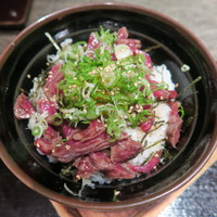 松阪牛WHAT'S 京都室町店 - ステーキ丼を拡大　肉が光っています。
