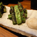 鶏一途 - アスパラガス（焼き）。新たまねぎのピューレを添えて