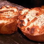 鶏一途 - 鶏パン。美味しいフランスパンに鶏肉のミンチを乗せて焼いています。