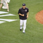 Yankee Stadium - スヌーピーとハグしたマー君、嬉しそう(笑)