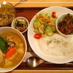 カフェレストりん - 2015･9･10･ランチ。
      タイ風グリーンカレー（手羽元/竹ノ子/なす等）。豚ミンチのバジル炒め。野菜サラダ。冷奴。デザート（緑豆湯）