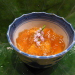 先付/すっぽんの煮凝り、生ウニ、タマゴ、紫蘇の花を載せて