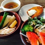 ウエスタン牧場 - お食事はサラダバー付きです。野菜がどれも美味しー( ´ ▽ ` )マリネ最高（≧∇≦）