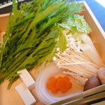Wabisuke - 【糸島豚の山椒すきやき鍋 わび助コース】お野菜。豚肉と稲庭うどんは、まさかの撮り忘れorz。豚肉はしゃぶしゃぶ用と同じ薄切りバラ肉、おうどんはお茶碗軽く1杯程度の程良い量でした。