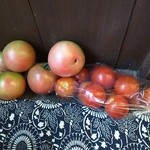 旬菜みそ茶屋 くらを - トマト150円、袋外はおまけでもらった＼(^o^)／