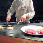 神戸プレジール 本店 - 鉄板で焼いてもらいます