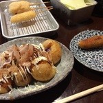 三よ志 - 店内にて たこ焼きと串カツ 出来立てはトロリ熱々