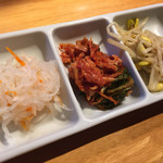 焼肉ホルモン焼き 大地 - ランチのキムチ・ナムル