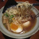 節麺屋 つぼみ - 麺は細ストレート麺！茹で加減も上々でしなやかさと歯切れの良さが同居する麺だ
      スープとの相性も良いもので、強めの魚介風味を受け止める力がある