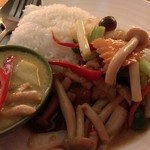 タイ料理 スワンナプームタイ - グリーンカレー付の唐辛子炒めはキノコと海鮮、豚肉が入り美味しい。そんなに辛く無かった。ピリ辛でジャスミンライスと合う。