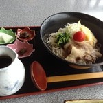 金婚亭 - 白金豚冷え稗かれーそば／全貌