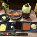 Kushidokoro Take - ソース類とセットの野菜、始めの海老。