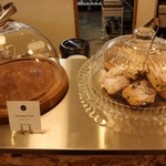 ベーリング プラント - カウンター上のスコーン