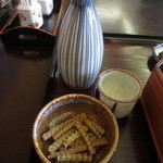 源与門 - 鳥浜酒造の加茂栄の熱燗 550円にも骨せんべいが付いてきました♪