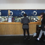 源与門 - レジも兼ねた厨房です。