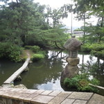 源与門 - 隣は池があり、手作りの灯篭が立っています。