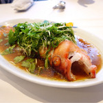 海鮮名菜　香宮 - パクチーとネギがどさっと。アカハタのレモン風味煮  丁寧です