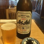 はし本 - ビール大瓶と付き出しのは唐辛子の浅炊き