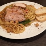 ビストロ・ソングラム - ケイジャンチキンとししとうのペペロンチーノ（大盛）