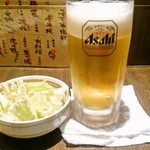 焼鳥 行雲 - 生ビール(550円)、キャベツも一緒に