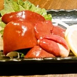 焼鳥 行雲 - とり刺盛り合わせ(1,000円)のレバーとハツのアップ