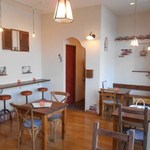 パン屋カフェ キャトル - 店内：カフェ入口側から