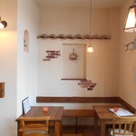 パン屋カフェ キャトル - 店内：カフェ最奥席